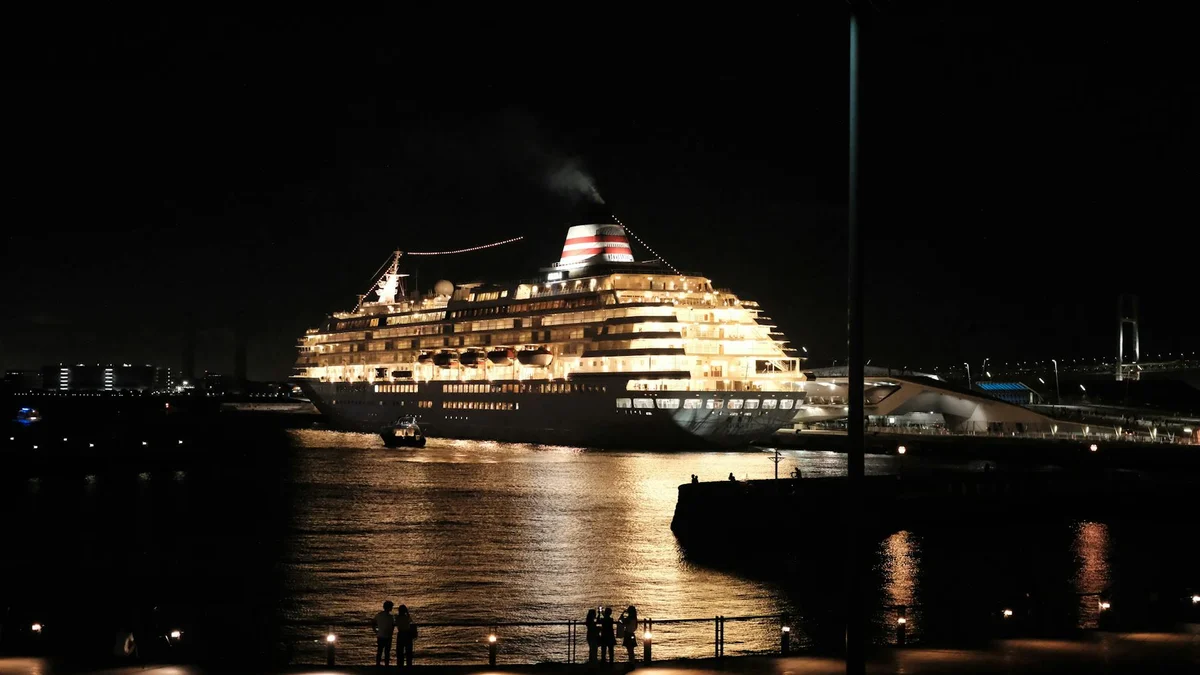 Grupo de cruceristas en una excursión guiada en un puerto del Mediterráneo